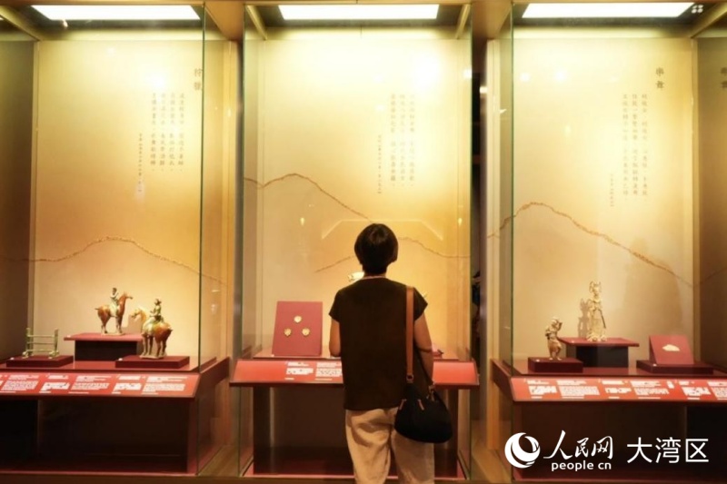 观众参观“长安万象—陕西隋唐文明展”。 观众参观“长安万象—陕西隋唐文明展”。