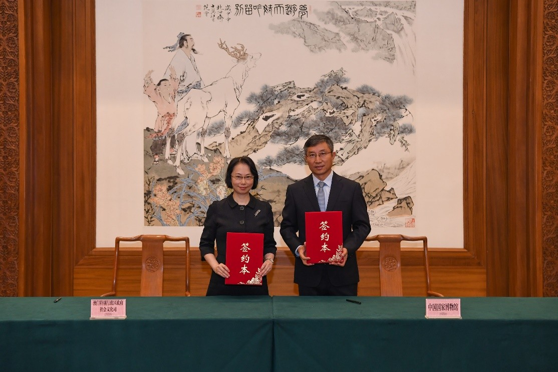 图为澳门特区政府社会文化司司长柯岚(左)与中国国家博物馆馆长罗文利签署合作备忘录。 图为澳门特区政府社会文化司司长柯岚(左)与中国国家博物馆馆长罗文利签署合作备忘录。