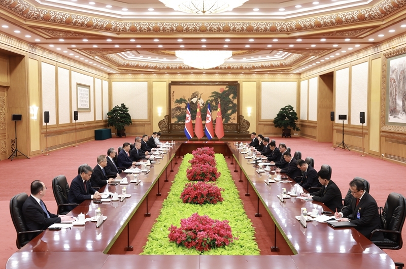 7月10日下午,中共中央总书记、国家主席习近平在北京人民大会堂会见来华进行正式访问的朝鲜劳动党中央政治局常委、国务委员会副委员长、内阁总理朴泰成。图片来源:新华网 7月10日下午,中共中央总书记、国家主席习近平在北京人民大会堂会见来华进行正式访问的朝鲜劳动党中央政治局常委、国务委员会副委员长、内阁总理朴泰成。图片来源:新华网