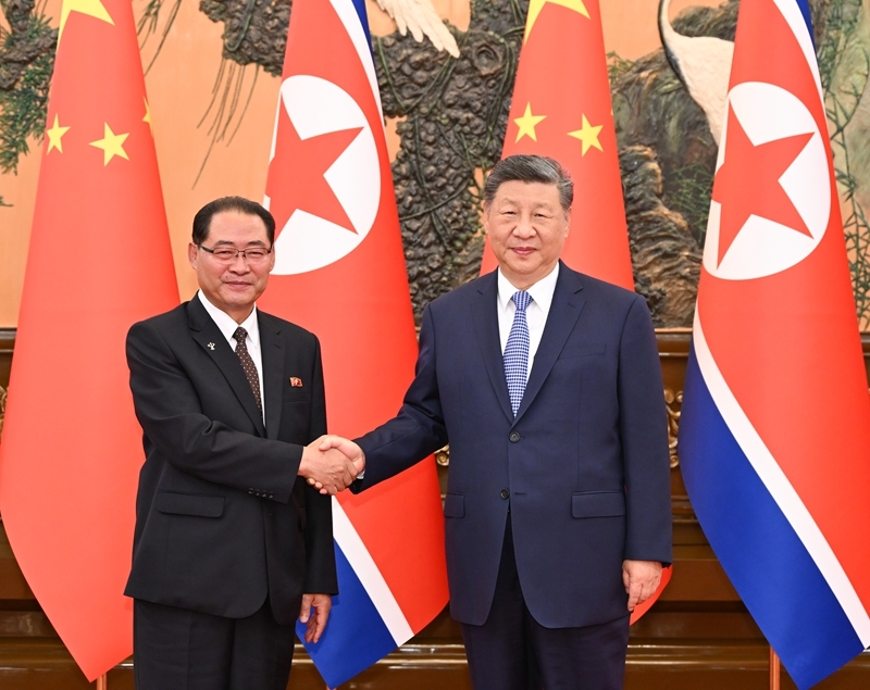 7月10日下午,中共中央总书记、国家主席习近平在北京人民大会堂会见来华进行正式访问的朝鲜劳动党中央政治局常委、国务委员会副委员长、内阁总理朴泰成。图片来源:新华网 7月10日下午,中共中央总书记、国家主席习近平在北京人民大会堂会见来华进行正式访问的朝鲜劳动党中央政治局常委、国务委员会副委员长、内阁总理朴泰成。图片来源:新华网