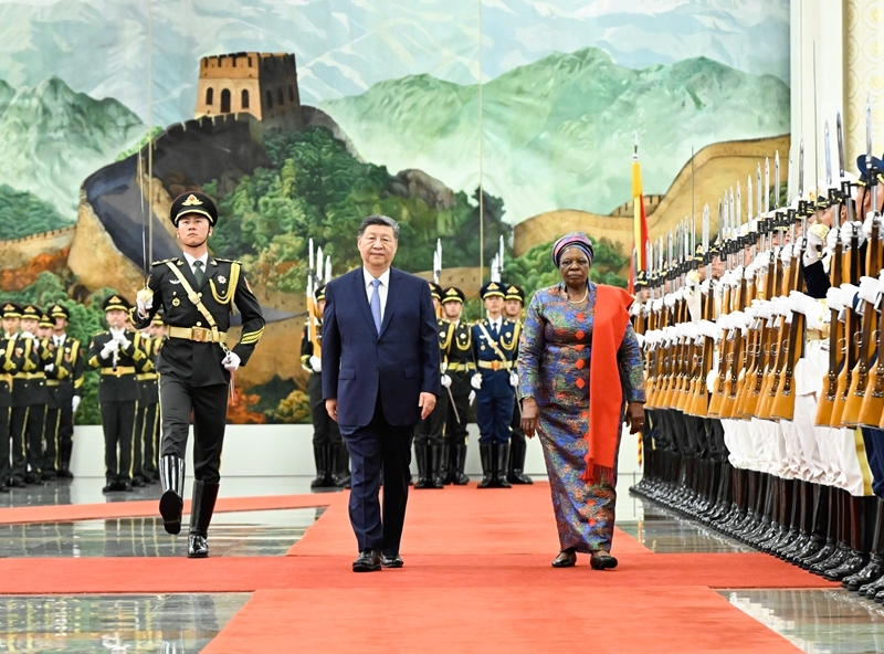 7月10日下午，国家主席习近平在北京人民大会堂同来华进行国事访问的纳米比亚总统恩代特瓦举行会谈。这是会谈前，习近平在人民大会堂北大厅为恩代特瓦举行欢迎仪式。图片来源：新华网