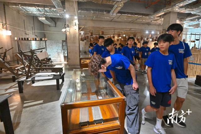 在清远市博物馆新馆,队员们参观该馆正在展出的“凝固的时光——故乡里民俗用品特展”。 在清远市博物馆新馆,队员们参观该馆正在展出的“凝固的时光——故乡里民俗用品特展”。