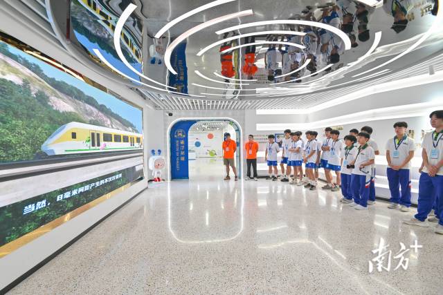 粤港澳三地青年队伍探访清远磁浮交通有限公司近距离观摩本地轨道交通科创成果。 粤港澳三地青年队伍探访清远磁浮交通有限公司近距离观摩本地轨道交通科创成果。