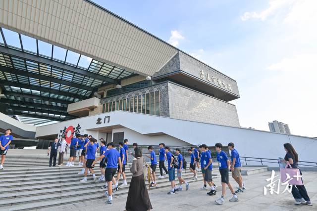粤港澳三地青年走进清远市博物馆新馆,沉浸式感受粤北城市的建设活力与人文底蕴。 粤港澳三地青年走进清远市博物馆新馆,沉浸式感受粤北城市的建设活力与人文底蕴。