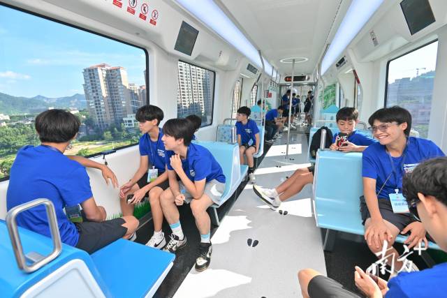 粤港澳三地青年一起乘坐体验清远市磁浮旅游专线。 粤港澳三地青年一起乘坐体验清远市磁浮旅游专线。