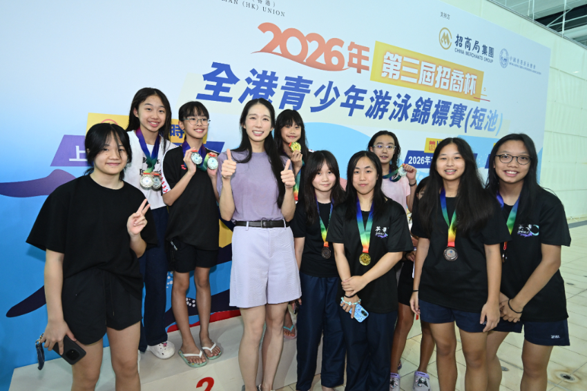 奥运冠军江旻憓在比赛颁奖典礼上与小选手们合影 奥运冠军江旻憓在比赛颁奖典礼上与小选手们合影