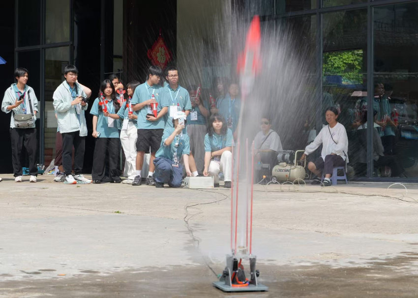 同学们在夏令营活动中制作模拟火箭