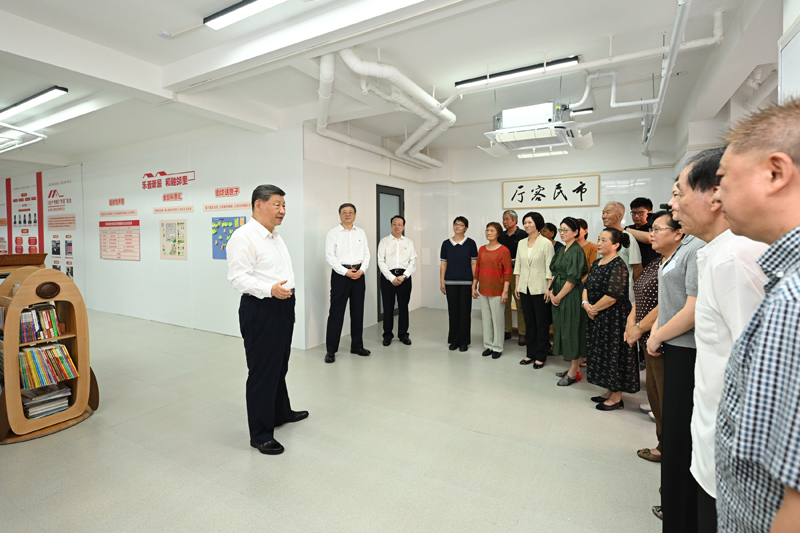 7月15日,中共中央总书记、国家主席、中央军委主席习近平在上海考察。这是习近平在黄浦区半淞园路街道市民新村居民区考察时,在社区党群服务站同居民代表、街道干部、社区工作者等亲切交流。 7月15日,中共中央总书记、国家主席、中央军委主席习近平在上海考察。这是习近平在黄浦区半淞园路街道市民新村居民区考察时,在社区党群服务站同居民代表、街道干部、社区工作者等亲切交流。