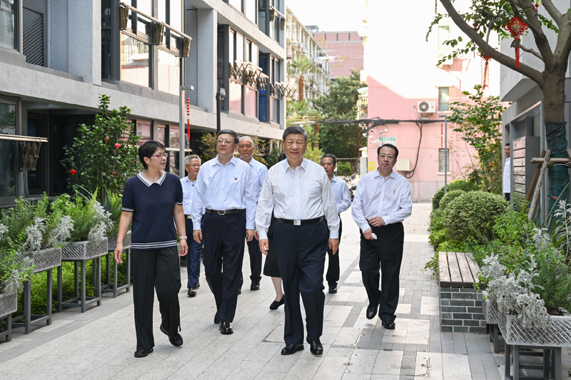 7月15日,中共中央总书记、国家主席、中央军委主席习近平在上海考察。这是习近平在黄浦区半淞园路街道市民新村居民区考察。 7月15日,中共中央总书记、国家主席、中央军委主席习近平在上海考察。这是习近平在黄浦区半淞园路街道市民新村居民区考察。