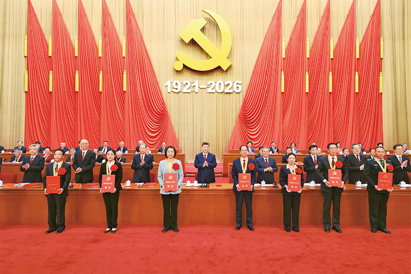 2026年7月1日上午,庆祝中国共产党成立105周年大会在北京人民大会堂隆重举行。这是习近平等党和国家领导人为受表彰的全国“两优一先”代表颁奖。图片来源:新华网 2026年7月1日上午,庆祝中国共产党成立105周年大会在北京人民大会堂隆重举行。这是习近平等党和国家领导人为受表彰的全国“两优一先”代表颁奖。图片来源:新华网
