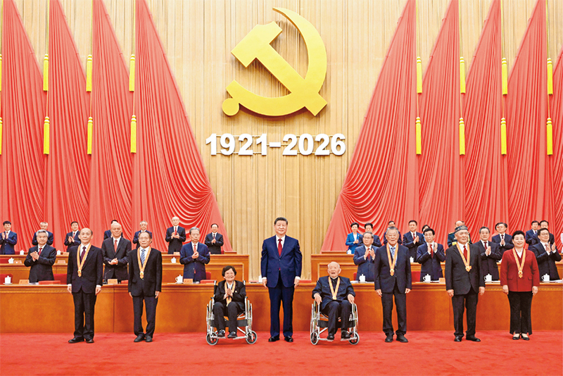 2026年7月1日上午,庆祝中国共产党成立105周年大会在北京人民大会堂隆重举行。中共中央总书记、国家主席、中央军委主席习近平向“七一勋章”获得者颁授勋章。图片来源:新华网 2026年7月1日上午,庆祝中国共产党成立105周年大会在北京人民大会堂隆重举行。中共中央总书记、国家主席、中央军委主席习近平向“七一勋章”获得者颁授勋章。图片来源:新华网