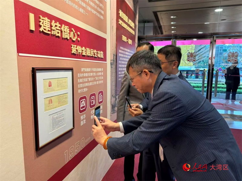 图为观众被侨批历史档案深深吸引。 图为观众被侨批历史档案深深吸引。