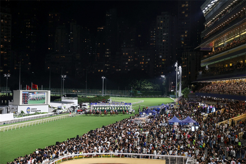 当日香港跑马地马场现场气氛热烈。 当日香港跑马地马场现场气氛热烈。