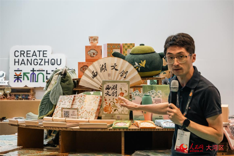 杭州展团负责人介绍西湖文创产品。 杭州展团负责人介绍西湖文创产品。