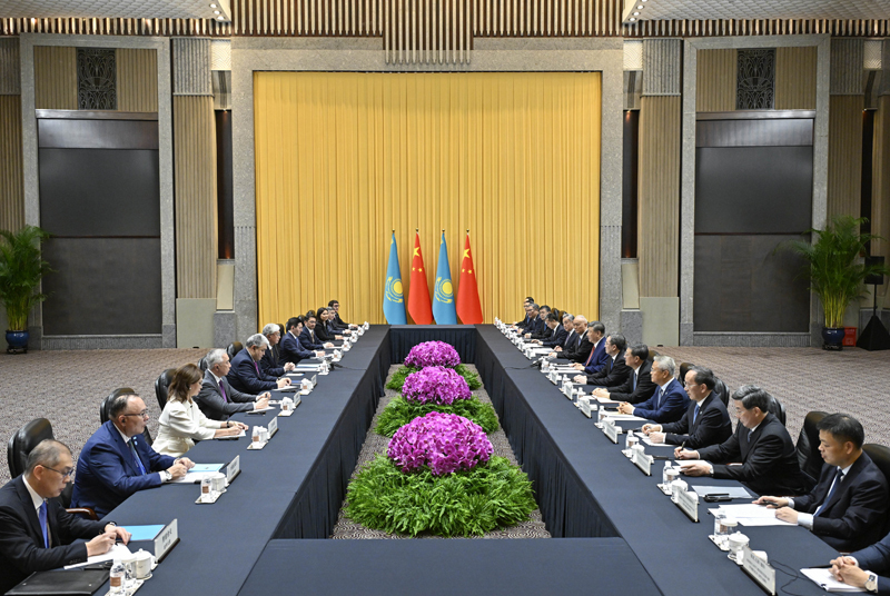 7月16日下午,国家主席习近平在上海西郊宾馆会见来华出席2026世界人工智能大会暨人工智能全球治理高级别会议的哈萨克斯坦总统托卡耶夫。图片来源:新华网 7月16日下午,国家主席习近平在上海西郊宾馆会见来华出席2026世界人工智能大会暨人工智能全球治理高级别会议的哈萨克斯坦总统托卡耶夫。图片来源:新华网