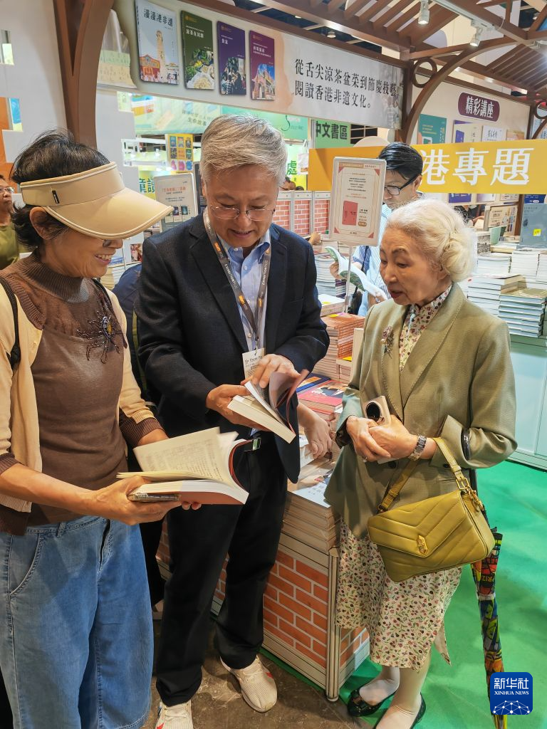 7月16日,香港城市大学全球化与商业教授刘宁荣(中)携新作在书展现场与读者交流。 7月16日,香港城市大学全球化与商业教授刘宁荣(中)携新作在书展现场与读者交流。