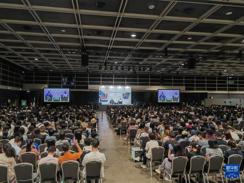 7月18日,作家刘震云在名家讲座活动上作分享。 7月18日,作家刘震云在名家讲座活动上作分享。