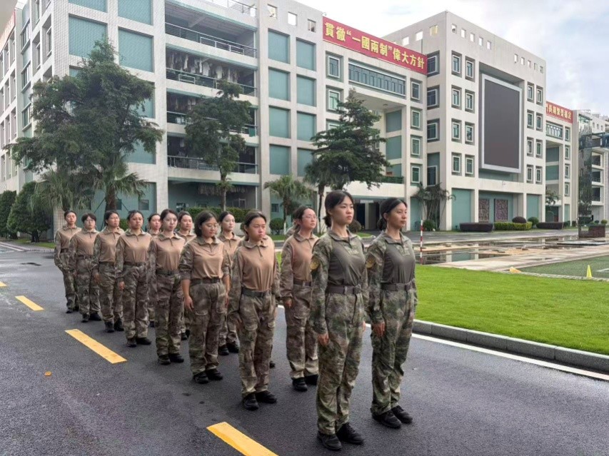 图为学员们在军事项目训练中。