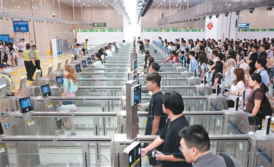 图为旅客从横琴口岸有序通关。 图为旅客从横琴口岸有序通关。