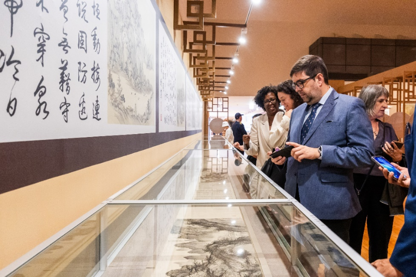 图为代表团参观“山川响答——中国国家博物馆藏明清山水画展”。
