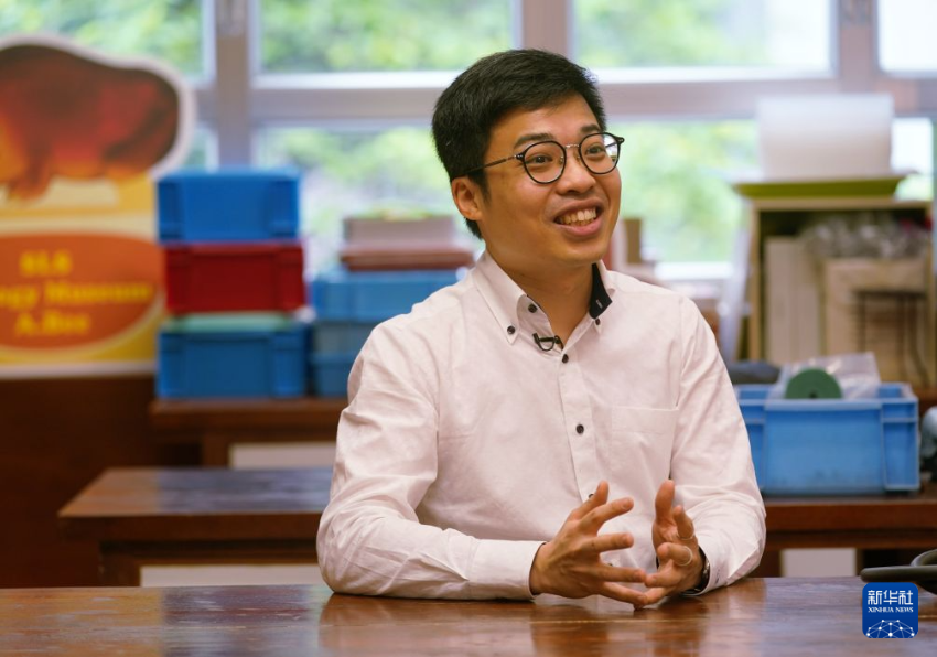 香港圣类斯中学的教师黄诚杰接受新华社记者采访（7月7日摄）。