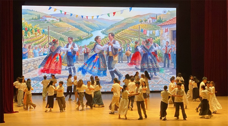 图为闭幕演出。