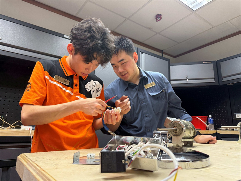 图为同学们学习体验酒店设备维护岗位的工作。 图为同学们学习体验酒店设备维护岗位的工作。