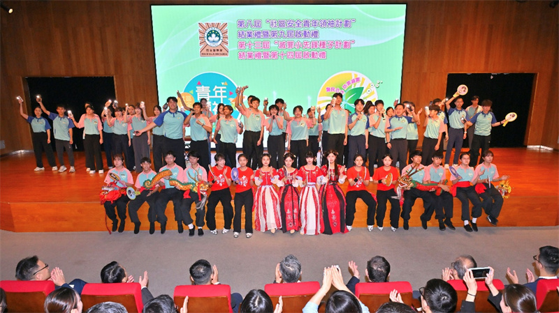 图为参与两项青年计划的学员登台展示培训成果。