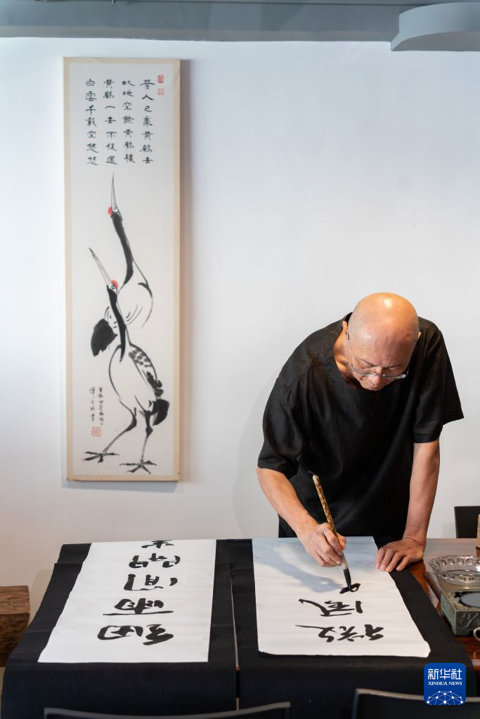 7月24日,谭宝硕在工作室写字。 7月24日,谭宝硕在工作室写字。