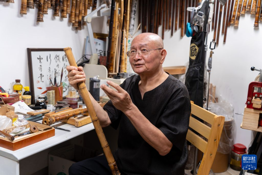 7月24日,谭宝硕在工作室介绍洞箫的制作技艺。 7月24日,谭宝硕在工作室介绍洞箫的制作技艺。