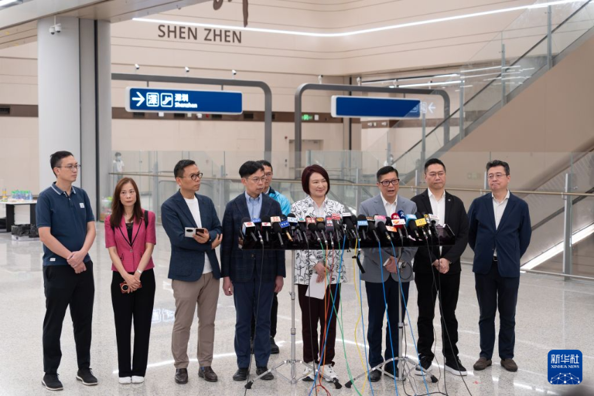 8月1日,香港特区政府保安局局长邓炳强(右三)、特区立法会主席李慧琼(右四)在皇岗口岸港方口岸区参观后接受媒体采访。 8月1日,香港特区政府保安局局长邓炳强(右三)、特区立法会主席李慧琼(右四)在皇岗口岸港方口岸区参观后接受媒体采访。