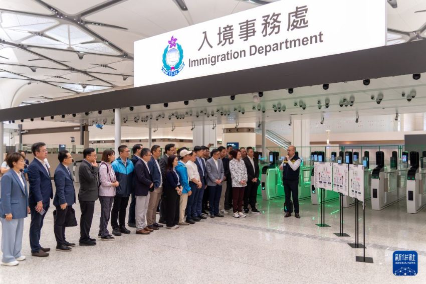 8月1日,香港特区政府保安局局长邓炳强、保安局副局长卓孝业与多名香港特区立法会议员走访参观港方口岸区,实地了解口岸设施布局、通关系统及筹备进展。 8月1日,香港特区政府保安局局长邓炳强、保安局副局长卓孝业与多名香港特区立法会议员走访参观港方口岸区,实地了解口岸设施布局、通关系统及筹备进展。
