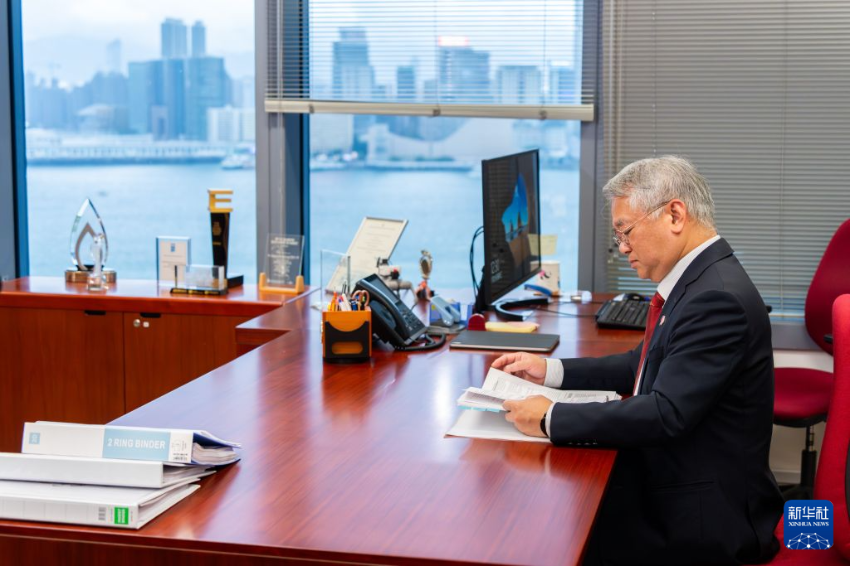 7月29日,香港特区政府环境保护署署长徐浩光在办公室查看文件。 7月29日,香港特区政府环境保护署署长徐浩光在办公室查看文件。