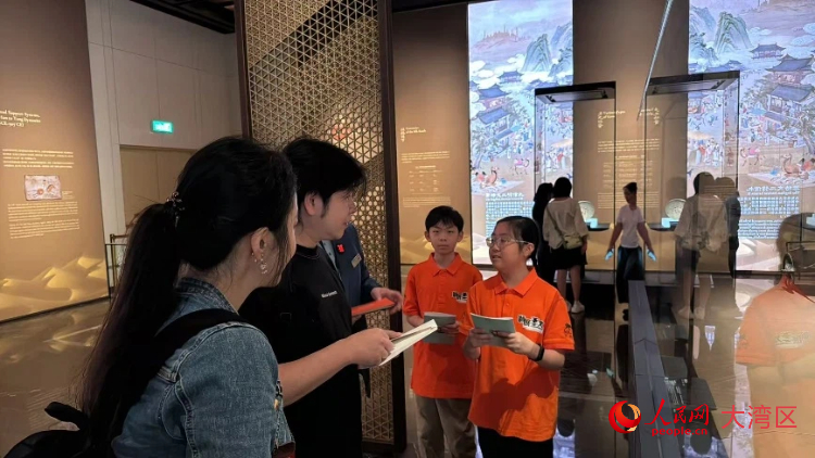 图为两位小学生在场景式互动教学中。 图为两位小学生在场景式互动教学中。
