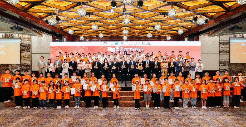 图为澳门中小学导赏员培训计划首期逾120名学员毕业。 图为澳门中小学导赏员培训计划首期逾120名学员毕业。