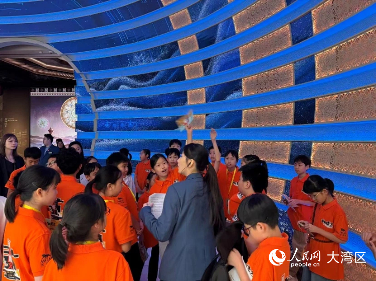 图为首期学员毕业典礼一结束,就走进保利美高梅博物馆导赏工作岗位。 图为首期学员毕业典礼一结束,就走进保利美高梅博物馆导赏工作岗位。