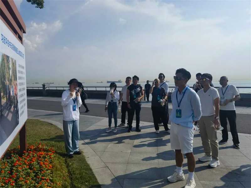青年企业家在南通盐城实地寻访参观。