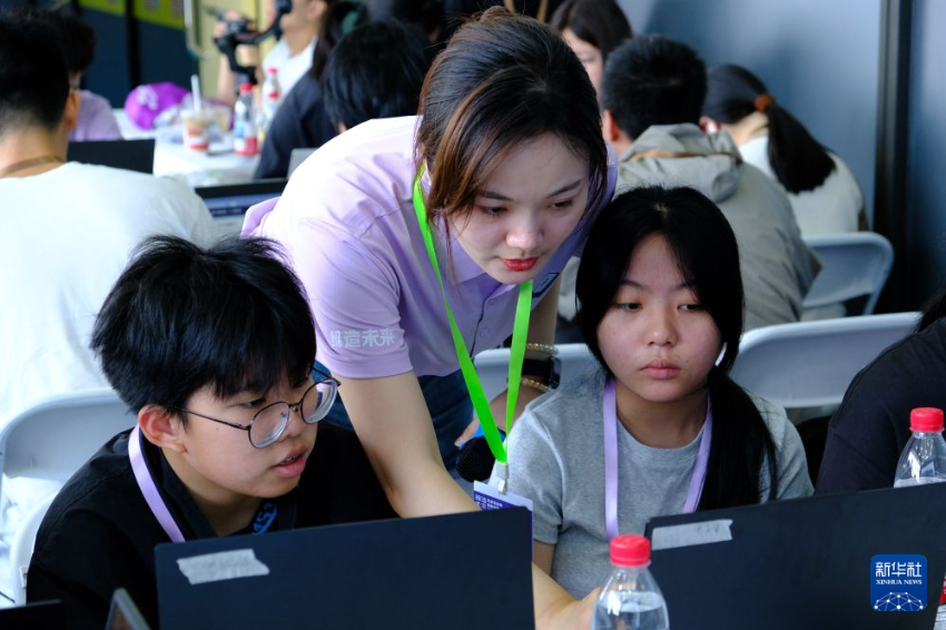 8月5日，在中国宋庆龄青少年科技文化交流中心，来自香港的学生在训练营教师的指导下调试作品。