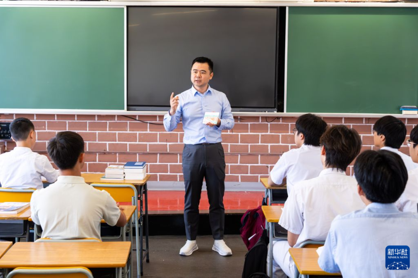 7月24日,作家赵阳与学生们交流。 7月24日,作家赵阳与学生们交流。