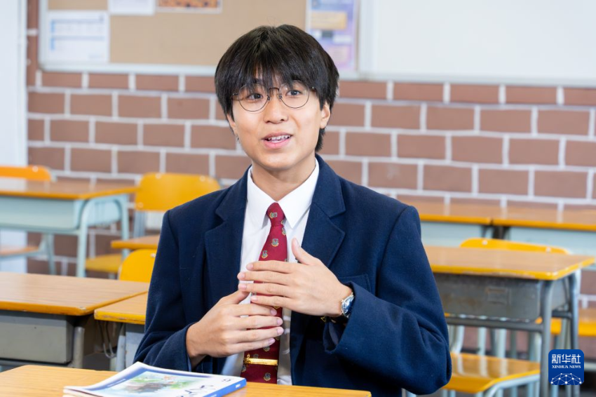 7月24日，高二学生黎健邦接受采访。