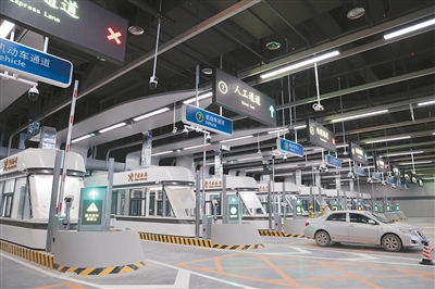 图为车辆在皇岗口岸联检大楼车辆查验区进行通关测试。 图为车辆在皇岗口岸联检大楼车辆查验区进行通关测试。