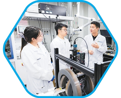香港科技大学（广州）智能制造学域助理教授陈模军（右一）与同学们探讨科研问题。