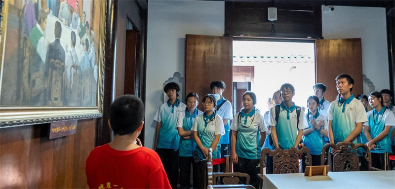 考察团成员参观中共琼崖第一次代表大会旧址。 考察团成员参观中共琼崖第一次代表大会旧址。