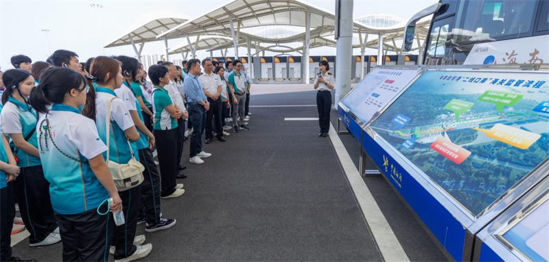 考察团成员参观海口新海港和南港“二线口岸”集中查验场。 考察团成员参观海口新海港和南港“二线口岸”集中查验场。