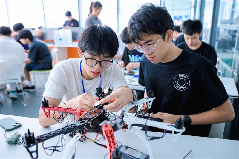 图为同学们亲手组装无人机。 图为同学们亲手组装无人机。