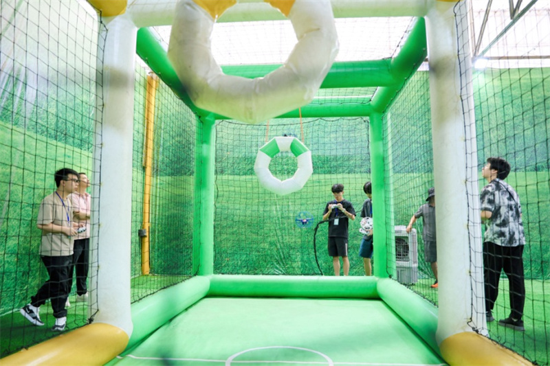 图为同学们体验无人机足球竞技。 图为同学们体验无人机足球竞技。