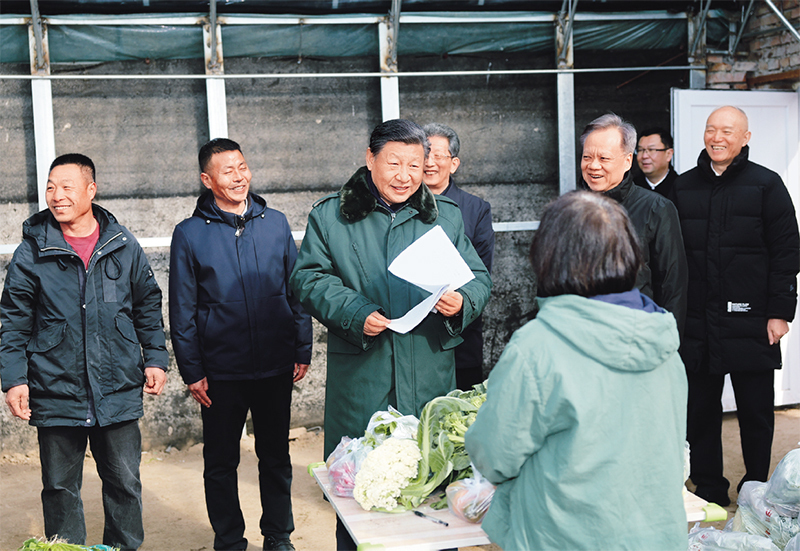 2024年2月1日至2日，中共中央总书记、国家主席、中央军委主席习近平来到天津，看望慰问基层干部群众。这是1日上午，习近平在西青区辛口镇第六埠村实地察看上年洪涝灾害后当地农业生产恢复等情况时，走进大棚同菜农亲切交流。