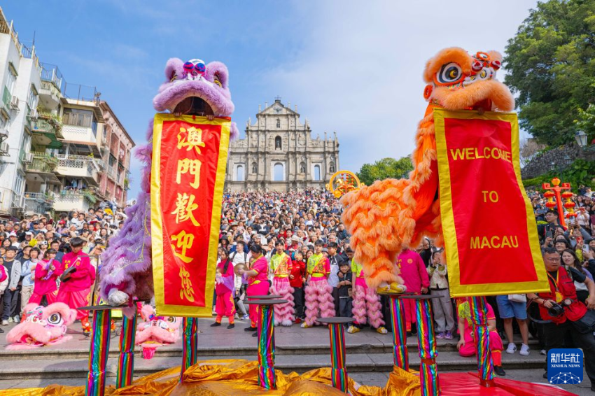 2月18日,演员在澳门大三巴牌坊前表演舞狮。 2月18日,演员在澳门大三巴牌坊前表演舞狮。