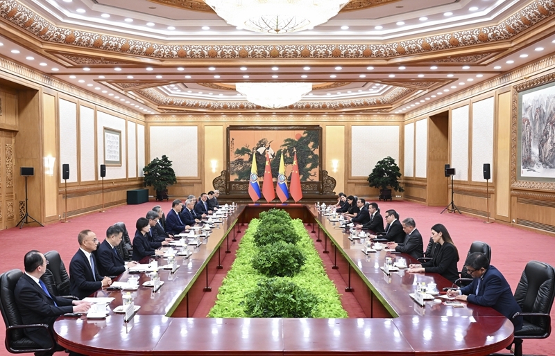 8月18日下午，国家主席习近平在北京人民大会堂同来华进行国事访问的厄瓜多尔总统诺沃亚举行会谈。