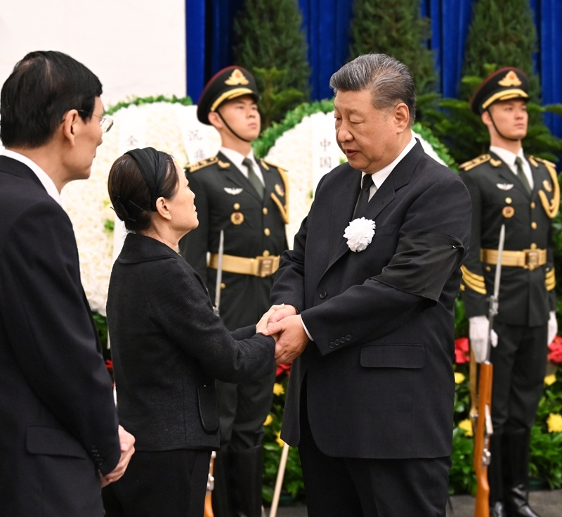 8月18日，朱镕基同志遗体在北京八宝山革命公墓火化。习近平、李强、赵乐际、王沪宁、蔡奇、丁薛祥、李希、韩正等前往八宝山送别，胡锦涛送花圈表示哀悼。这是习近平与朱镕基亲属握手，表示深切慰问。